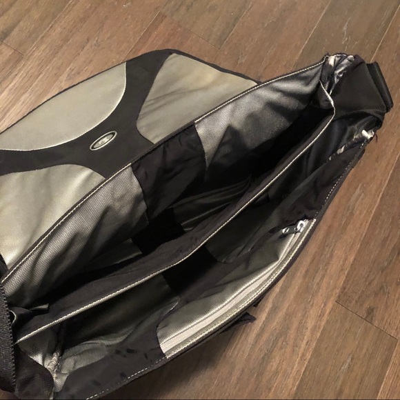 Tumi Messenger Laptop Bag - Picture 11 of 12